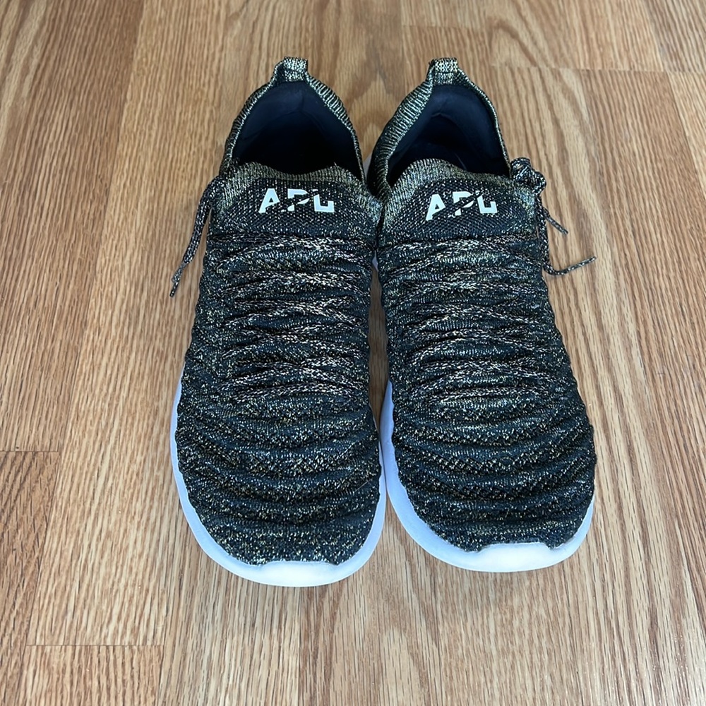 EUC APL TECHLOOM WAVE SNEAKERS